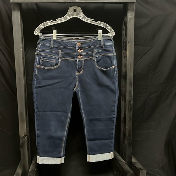Vanity Denim - Vanity- curvy cuffed Capri jeans